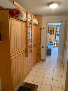 einen Flur mit holzgetäfelten Wänden und ein Zimmer mit Flur in der Unterkunft Boost Your Immo Les Deux Alpes 149 / Grande Chaume in Les Deux Alpes
