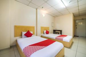Кровать или кровати в номере OYO 301 River Inn Hotel