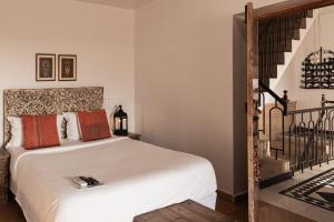 1 dormitorio con 1 cama y escalera en The Secret House - Adults Only, en Jaisalmer