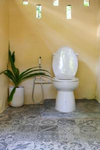 uma casa de banho com um WC e uma planta em O Little Tent de Koh Chang em Ranong mais 129 fotografias