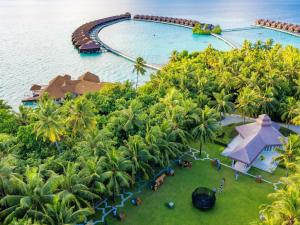 einen Luftblick auf den Wasserpark im Resort in der Unterkunft Ayada Maldives in Gaafu Dhaalu Atoll