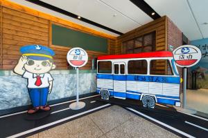 台東市にあるトラベラー イン ティエフア カルチャラル アンド クリエイティブ ホテルの鉄道駅内の玩具列車
