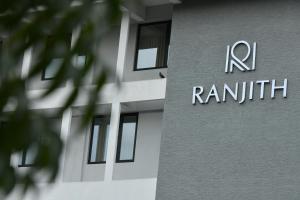 Hotel Ranjith في تشيناي: مبنى مكتوب عليه اسم raniuth