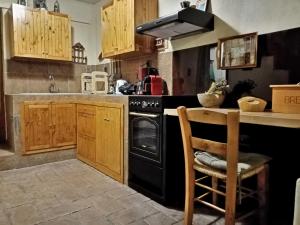 Kuchyň nebo kuchyňský kout v ubytování DIMITRA's VILLAS