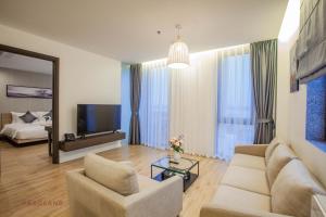 TV a/nebo společenská místnost v ubytování Parosand Hanoi Hotel