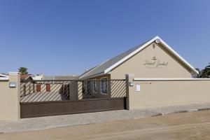 斯瓦科普蒙德的住宿－Desert Jackal Guesthouse，一座带门和栅栏的建筑
