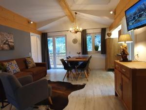 ein Wohnzimmer mit einem Sofa und einem Tisch in der Unterkunft Alpen Appartements Viehhofen in Viehhofen