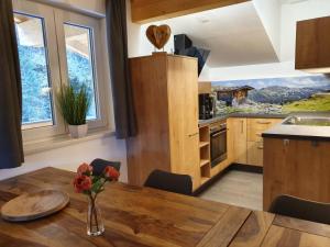 Kuchyň nebo kuchyňský kout v ubytování Alpen Appartements Viehhofen near Saalbach & Zell am See - incl Sommercard