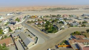 斯瓦科普蒙德的住宿－Desert Jackal Guesthouse，沙漠中小镇的空中景观