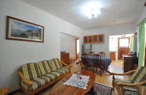 uma sala de estar com dois sofás e uma mesa em Acquario Guesthouse em Praslin