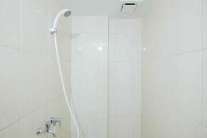 una ducha con cabezal de ducha en un baño en Minimalist 2BR Apartment The Springlake Summarecon By Travelio, en Bekasi 4 fotos más