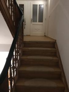 una escalera que conduce a una puerta blanca en Tränental, en Staßfurt