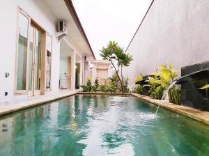 Banjar的住宿－Villa Santika，房屋中间的游泳池