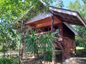 een blokhut in het bos met bomen bij Activities Resort in Ko Yao Yai