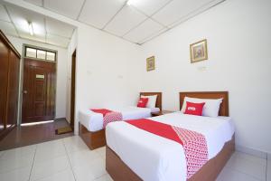 A bed or beds in a room at OYO 44033 Terap Inn Kuala Nerang