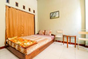 En eller flere senge i et værelse på Nabhan Homestay