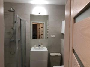 Kúpeľňa v ubytovaní Wislane Tarasy 2.0 by Atrium Apartments