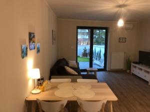 Televízia a/alebo spoločenská miestnosť v ubytovaní Wislane Tarasy 2.0 by Atrium Apartments