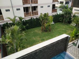 an aerial view of a courtyard with palm trees at Hotel De Sripoom in Chiang Mai