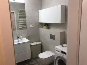 Kúpeľňa v ubytovaní Wislane Tarasy 2.0 by Atrium Apartments + 20 fotografií