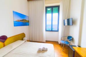 een slaapkamer met een bed met twee handdoeken erop bij Albergo Palazzo in Santa Cesarea Terme