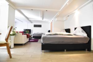 ケルンにあるFerienwohnung mit Garten und Poolのベッドルーム1室(ベッド1台付)、リビングルームが備わります。