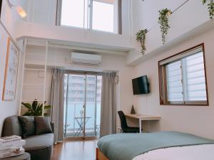 1 dormitorio con cama, escritorio y ventana en Dash Living Higashi Azabu, en Tokio