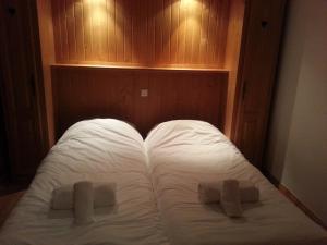 Cama o camas de una habitación en Appartement chaleureux ( 4-6 pers) Chalet des Neiges Arolles