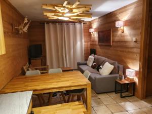 Zona de estar de Appartement chaleureux ( 4-6 pers) Chalet des Neiges Arolles