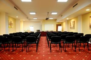 The business area and/or conference room at Gardenia Park Hotel
