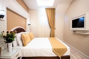 a hotel room with a bed and a tv at Boss Hotel Sultanahmet in Istanbul