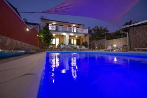 Bazén v ubytování Beautiful villa Esperanza with private pool near the beach nebo v jeho okolí