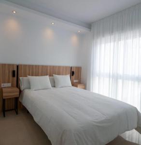 Un ou plusieurs lits dans un hébergement de l'établissement Encantador apartamento con piscina y AC - Helgafell 126