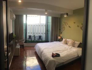 Tempat tidur dalam kamar di Baan Nai Soi Mini Hotel
