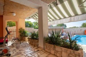 Bazén v ubytování Beautiful villa Esperanza with private pool near the beach nebo v jeho okolí