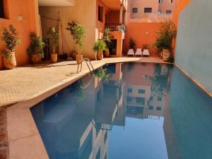una piscina al centro di un edificio di Charming Marrakech Apartement a Marrakech