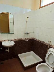 a bathroom with a toilet and a sink at HOTEL & WISMA BINTANG JADAYAT in Bogor