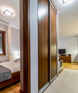 ヤストシェンビャ・グラにあるVilla 4 Pory Rokuのベッドルーム1室(ベッド1台付)、スライド式ガラスドアが備わります。