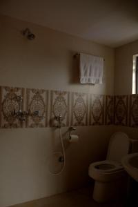 A bathroom at Hotel Himalayan Vacation