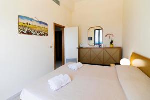 een slaapkamer met 2 witte handdoeken op een bed bij Albergo Palazzo in Santa Cesarea Terme