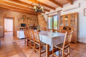 una cocina con una gran mesa de madera y sillas en Els Girasols en Campos