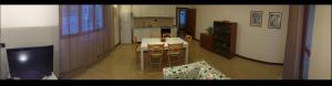 a kitchen and dining room with a table and chairs at Da noi. Nella città dell'acqua e della pietra. in Gravina in Puglia