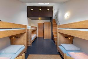 Letto o letti in una camera di Baden Youth Hostel