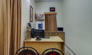 una sala de espera con un escritorio con un ordenador y dos sillas en Itsy By Treebo - Shree Comforts, en Bangalore