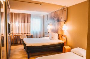 Un pat sau paturi într-o cameră la ibis Hotel Frankfurt Airport