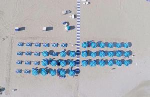 an overhead view of a beach with chairs and umbrellas at Hotel Acquario in Campomarino