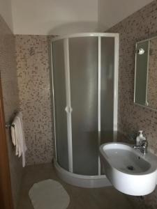 La salle de bains est pourvue d'une douche et d'un lavabo. dans l'établissement B&B Villa Marinetti, à Gela