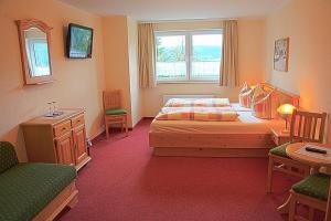 a bedroom with a large bed and a window at Pension Am Zechengrund in Kurort Oberwiesenthal