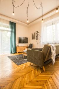 uma sala de estar com um sofá e uma televisão em Apartament MANSARDA em Września