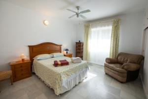 Cama o camas de una habitación en Private Heated Pool, Jacuzzi & 1225m2 garden in Villa Cipreses